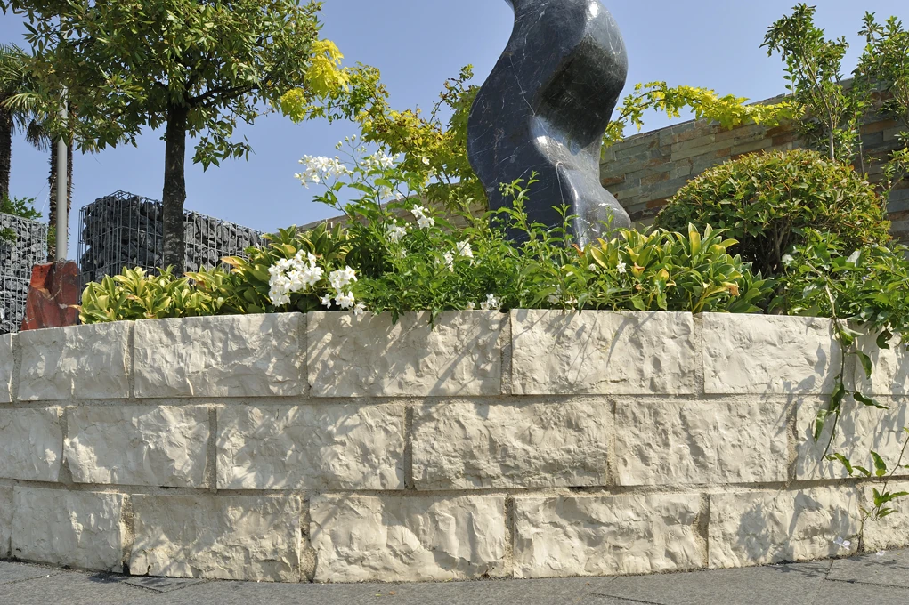 Donice tarasowe z bloków kamiennych Triani w kolorze lilii.webp